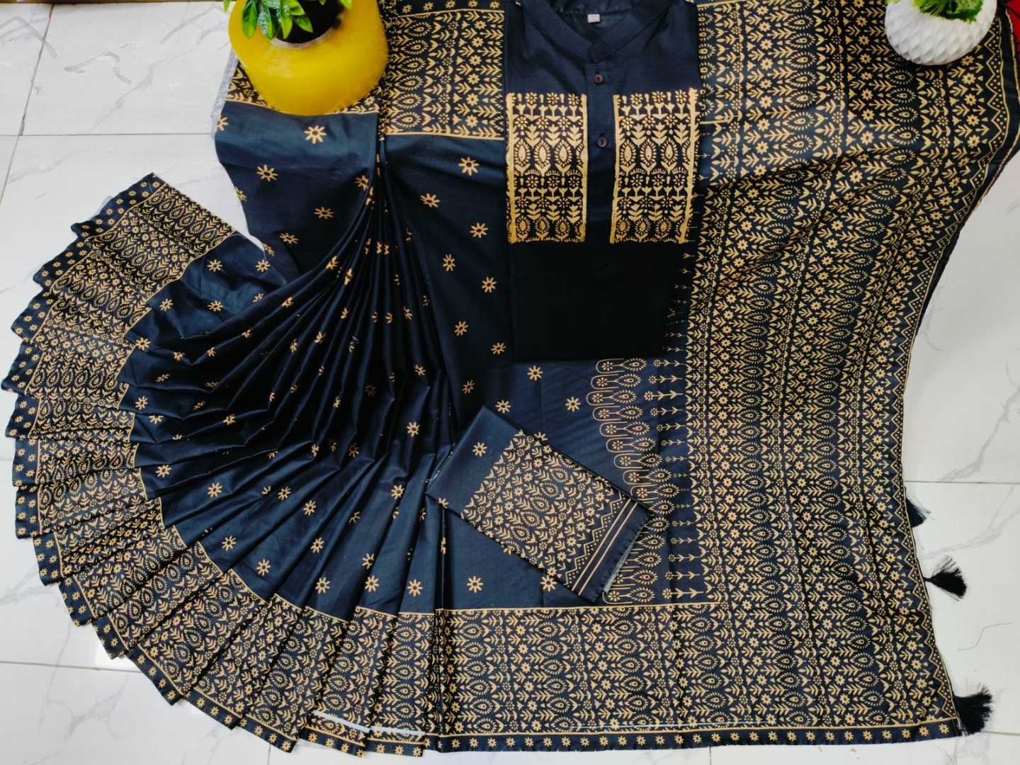 ১ টি শাড়ি ১টি পাঞ্জাবি ১ টি ব্লাউজ 
