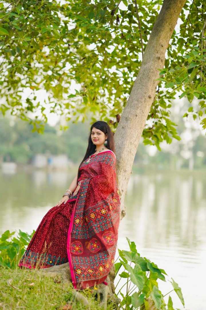 এমব্রয়ডারি তাঁত বুটিকস সিল্ক শাড়ি