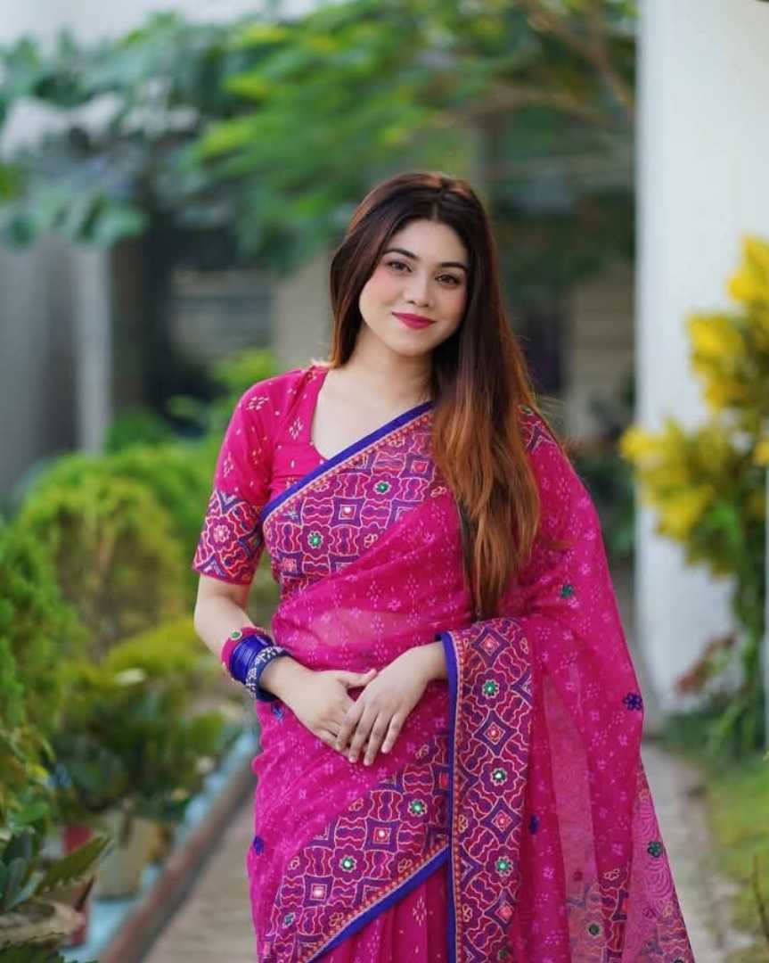 এমব্রয়ডারি তাঁত বুটিকস সিল্ক শাড়ি