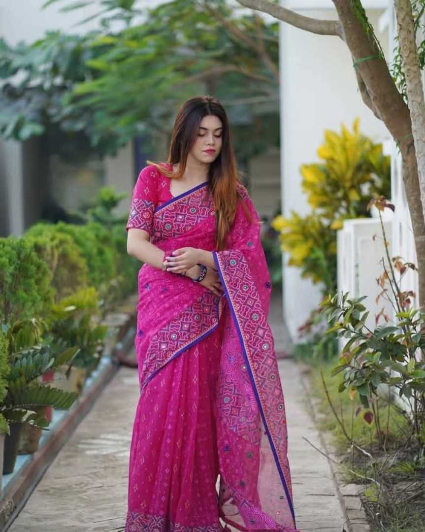 এমব্রয়ডারি তাঁত বুটিকস সিল্ক শাড়ি